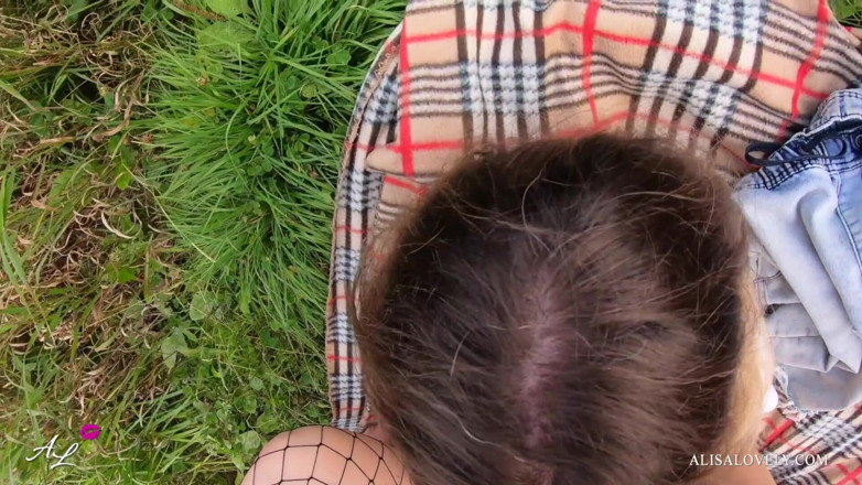 Alisa Lovely: Giovane ragazza scopata in un campo all'aperto punto di vista