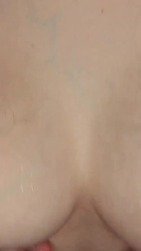 Perfectas tetas mojadas en instrucciones de paja