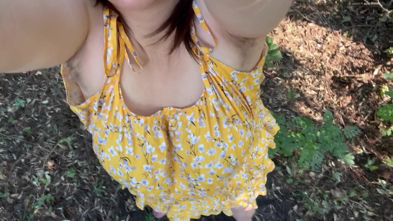 Milky Mari: Mamă sexy curvă care își expune pizda păroasă în aer liber și se...