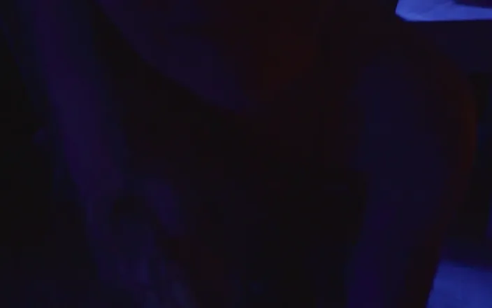 Petite Asian hefburg: Miauw for Me Kitty
