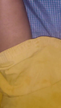 Presioné los senos de la india descansando a mi lado, luego la desperté, toté su coño y tuve relaciones sexuales.