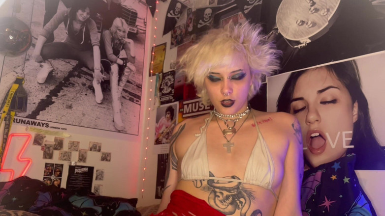 Glitterqueen1999: Asta-i? Gagică întâlnită pe Tinder râde de pula ta, penis mic...