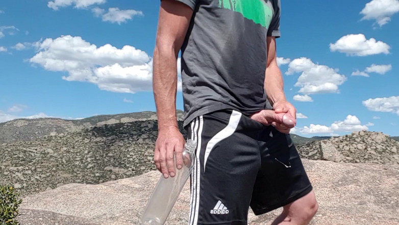 Lapetus: Vertiendo orina por todos mis pantalones cortos en una caminata