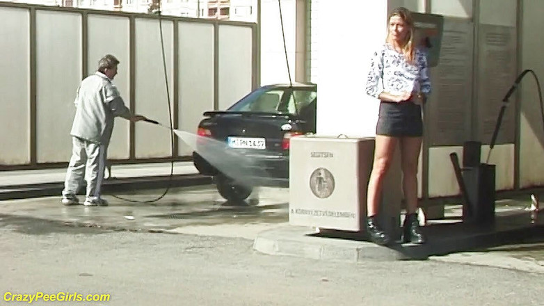 Crazy pee girls: Kencing luar di cuci kereta