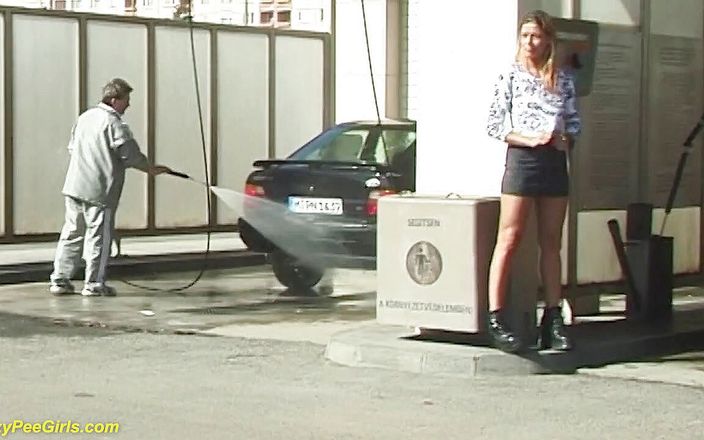 Crazy pee girls: 在洗车场的户外撒尿