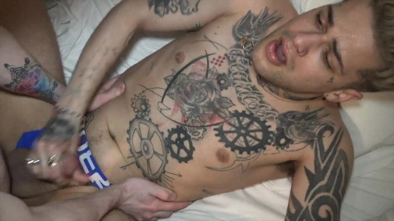 Gaybareback: Mickey Taylor fodida em pêlo por Jamie Young