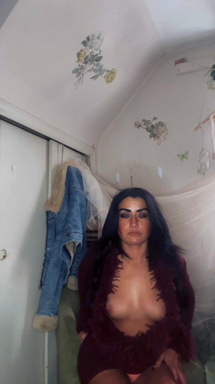 Valaya Noire: Play Around on Cam Show