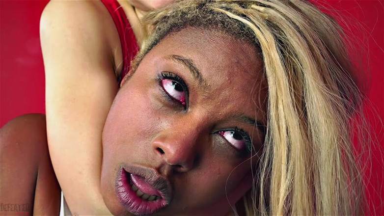 Defeated.xxx: Stella Vs Janelle Wrestling - Spousta Ko - Spousta očního válcování - Poražený...