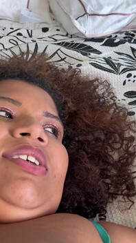 Esta grandota traviesa recibió los amigos de su marido cornudo, lista para follar