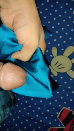 Porno de branlette en satin et soie - éjaculation dans un costume soyeux en satin bleu d’un personnel soignant 8