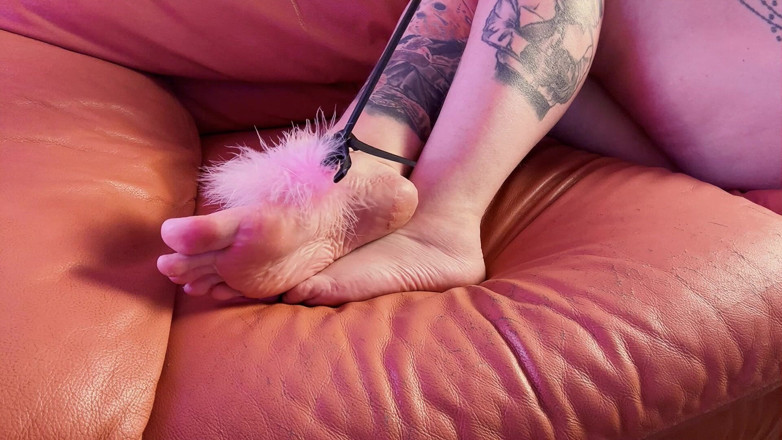 Kisicaxx: Retar dig med mina sexiga fötter och ben
