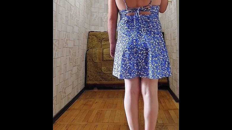 Kitty_Cross: Une douce trans se promène dans le jardin dans Summer...