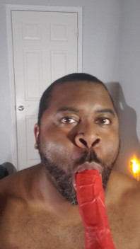 Un dildo succhia il suo corpo massiccio e si mostra