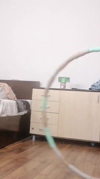 Soție sexy antrenament acasă goală. Soția amatoare se masturbează cu degetele în pizdă