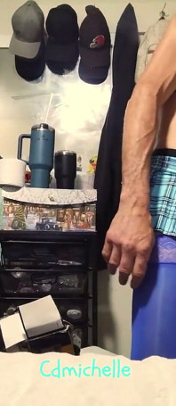 Cdmichelle穿着性感的蓝色短裤