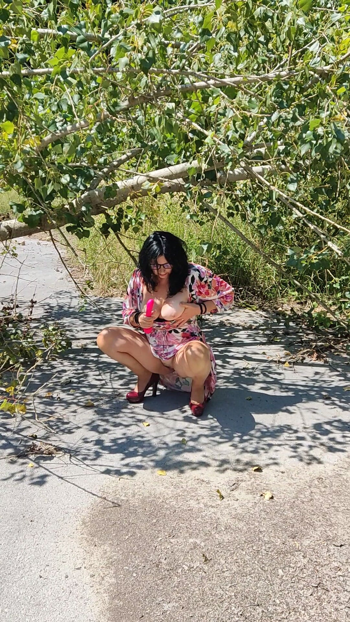 Toilet Mommy: 50+熟女在户外自慰