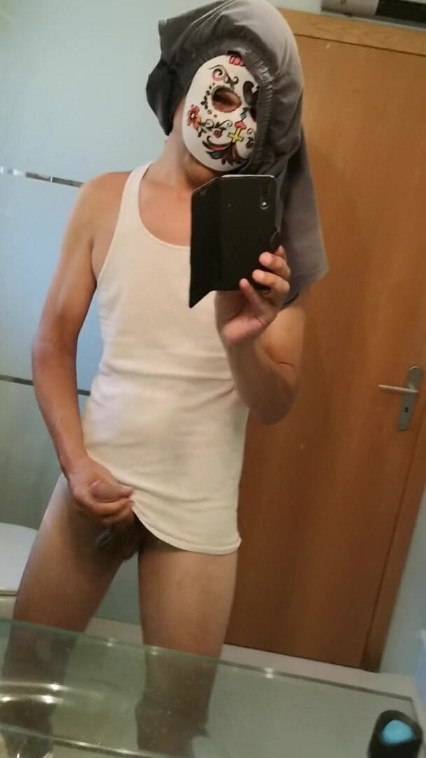 Rafael Torreano: Cowok bertopeng ini lagi asik ngocok dan crot banyak banget