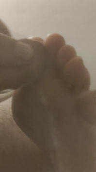 朋友允许我在她玩耍的时候操她的脚