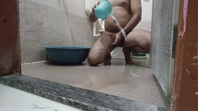 LovedSunsine1990: Siempre voy desnuda en el baño.