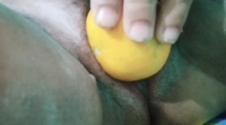 Creamyjoy: Sexy filipina-milf hat spaß, früchte in meine muschi zu stopfen