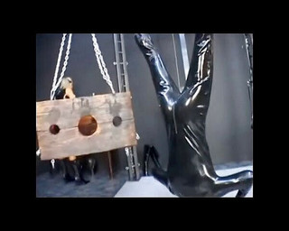 Femdom Austria: Leccata di stivale e sculacciata