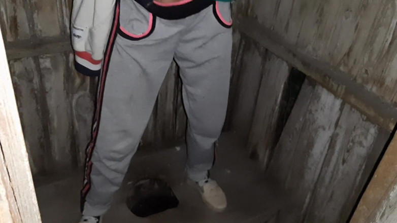Lesbian-illusion: Eu peguei minha vizinha se masturbando no banheiro na rua...