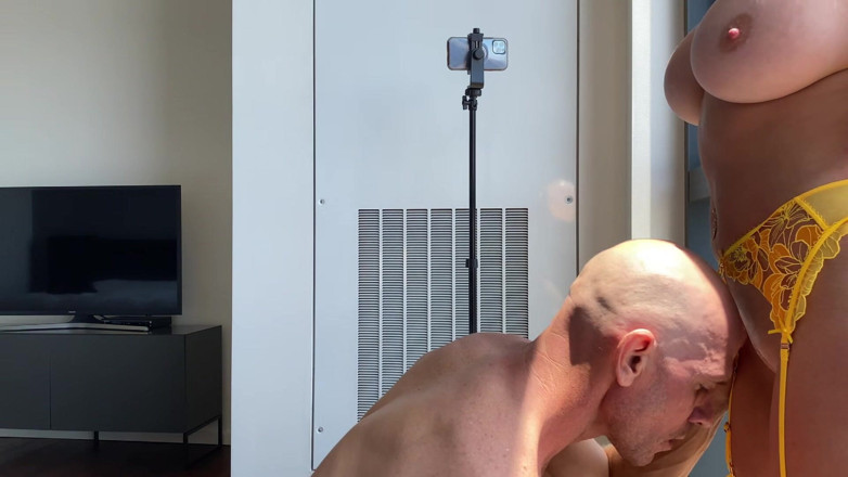 Johnny Sins: Blondă cu cur perfect mă surprinde și se fute în fața ferestrei