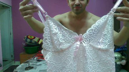 Cute & Nude Crossdresser: Carina sissy travestito Sweet Lecca-lecca in un nighty principessa rosa.