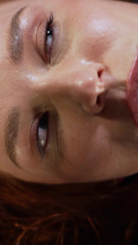 Intenso Lesbico BDSM: Ginger Domme Allena Sottomessa Ebano!