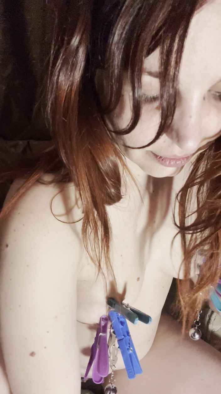 Elena917: Klem, jepitan baju, dan tamparan ikat pinggang untuk toket dan...