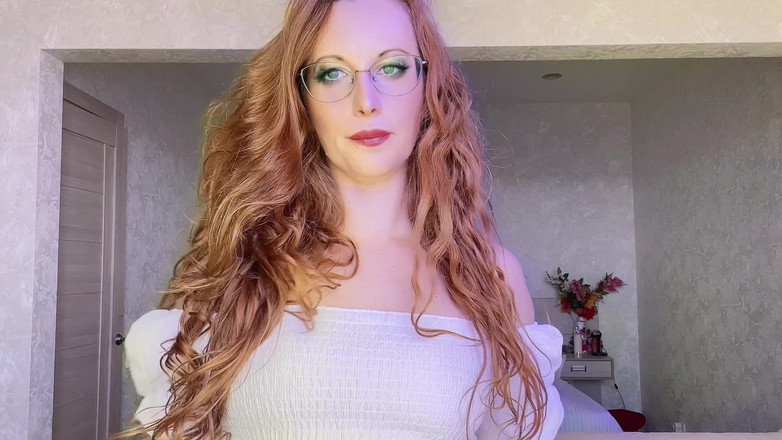 Holy_Red: Tante seksi rambut merah lagi asik ngomong jorok sambil ngodain...