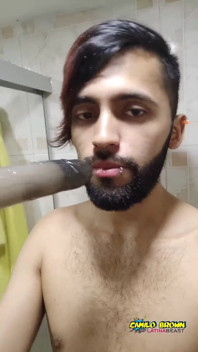 Je joue avec un gode noir jusqu'à ce que je jouisse dans un orgasme prostatique intense