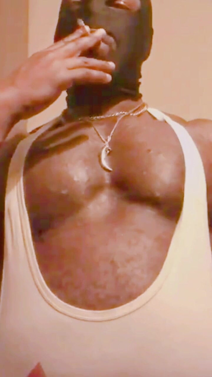 Black smoking muscle stepdad: मौखिक बड़े मांसपेशी स्तनों का खेल और धूम्रपान सत्र