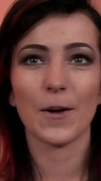 Bruna sexy, arrapata e affamata di cazzo, viene scopata duro alla pecorina