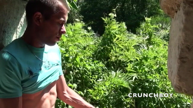 Crunch Boy: Genç heteroseksüel zenci tarafından açık havada sikiliyor