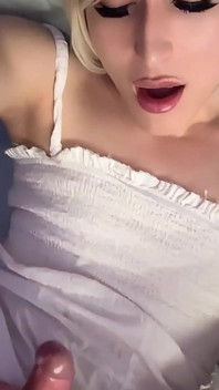 Blowjobs selamba dan air mani banci yang cantik
