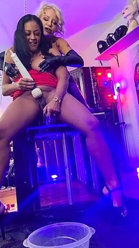 MILF Asia Maxine X memancut mani dalam baldi!
