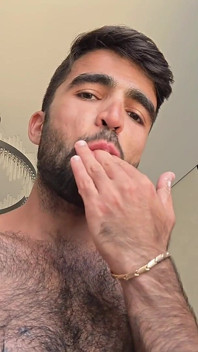 Je baise ce jouet, mais j’aimerais que ce soit toi en moi.