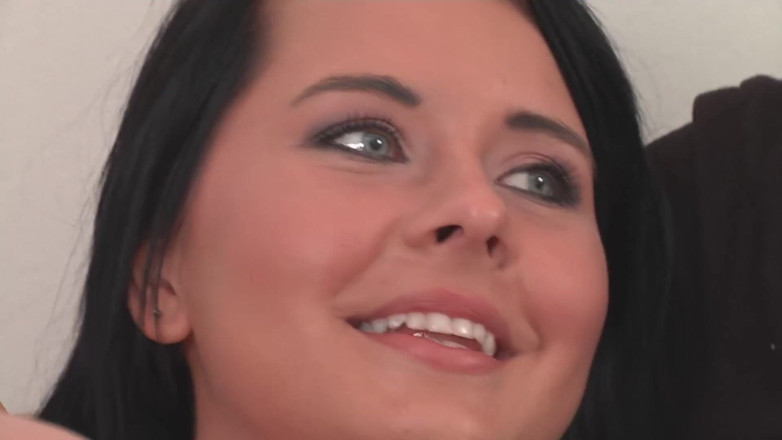 German amateur - 100% German hardcore videos: Une fille parfaite fait sa première séance photo