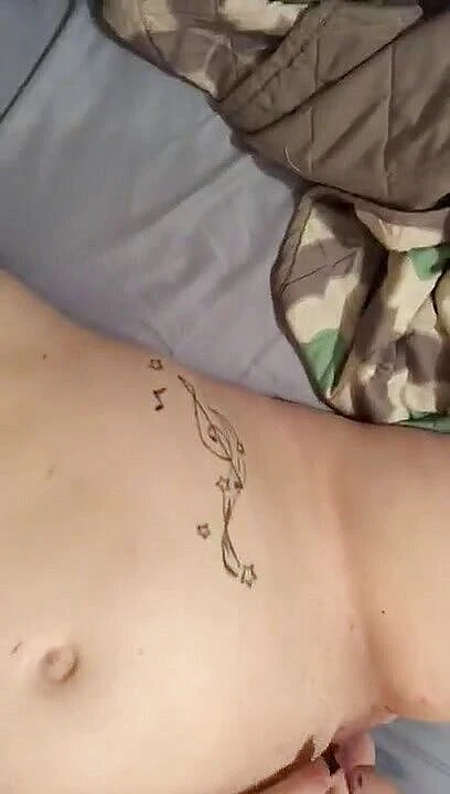 Wet Devil 23: Возбужденная беременная мачеха трет киску для пасынка