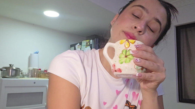 alexia twerk videos: Sakin kahve seansı sadece konuşuyor ve rahatlatıcı