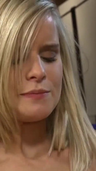 Blonďatá kočička hladová po ptákovi si užívá šukání do zadku