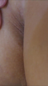 Jeu Anal Et Écartement Du Cul En Se Penchant Sur Mon Canapé Dans Une Longue Robe