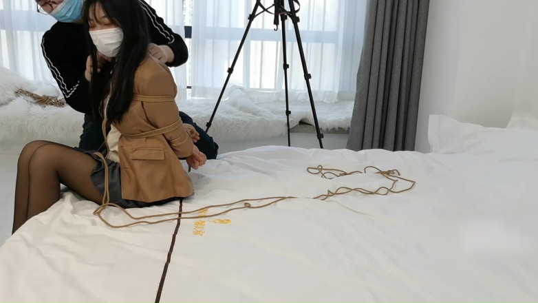 Cute girl bondage: Бондаж с веревкой красотки в черных чулках, свинья переплет, щекотка ступней