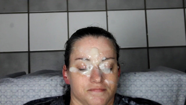 Dirty Dees: La porca dees si fa scaricare la faccia in un...
