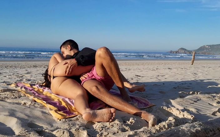 Couplebeach1: Chycen pár na pláži