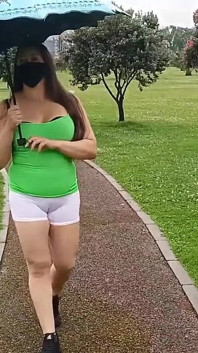 Caminando en el parque rainy mostrando mi coño