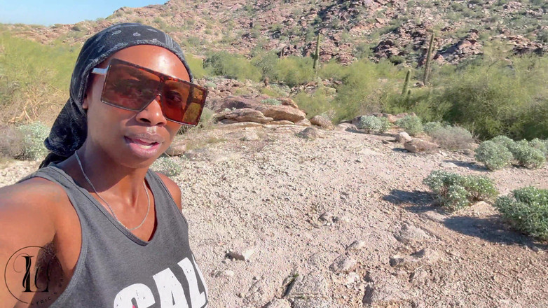 LyricsWay: Pasangan kulit hitam mendaki udara segar dan bintang