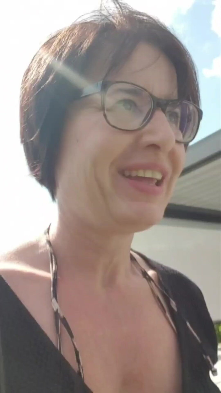 JulieEroticDress: Entraînement avec un énorme gode