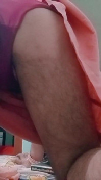 Crossdresser Gay India Gay Gaurisissy Menekan Buah dada besarnya dan menjolok dalam pantat besar bercukur bersihnya dalam saree merah
